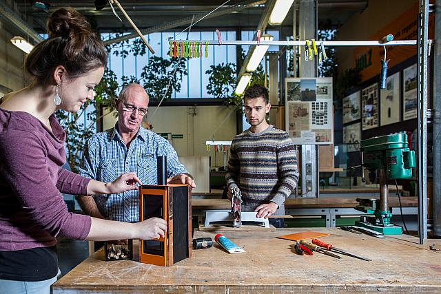 Studierende beim Modellbau in der Werkstatt an der Fakultät Gestaltung der Hochschule Wismar.