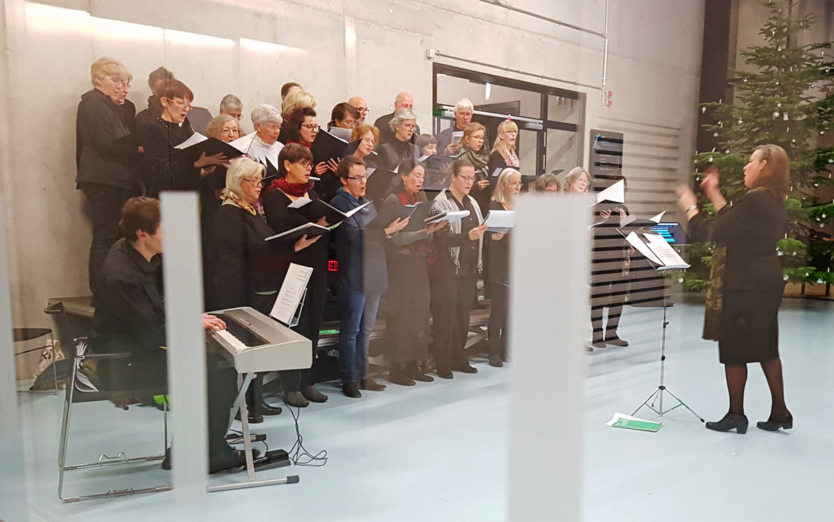 Vorweihnachtliches Singen 2018, Hochschulchor, Dirigentin, Musik im Foyer