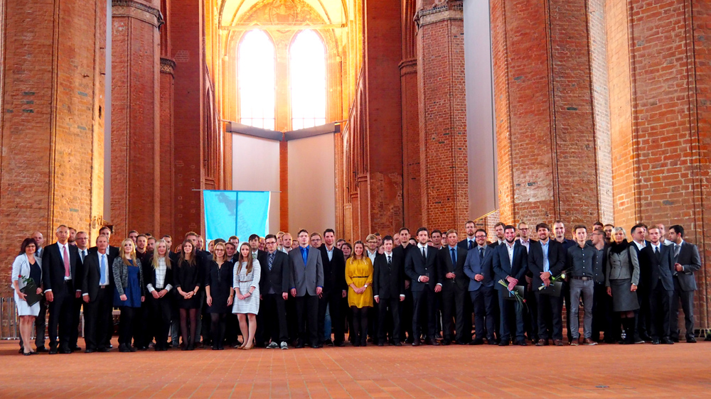 Foto aller Absolventen und Absolventinnen des Jahres 2017 der Fakultät für Ingenieurwissenschaften, aufgenommen in der Georgen-Kirche in Wismar