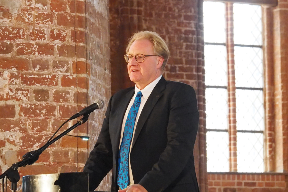 Foto des Rektors der Hochschule Wismar, Professor Wiegand-Hoffmeister, während er seine Laudatio hält.