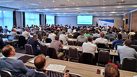 Blick aus den Reihen des Publikums auf die Bühne während des Vortrages von Professor Glienke