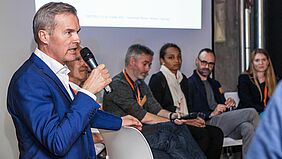 Der Organisator Prof. Michael Rohde bei der Podiumsdiskussion zum Light Symposium 2016. 