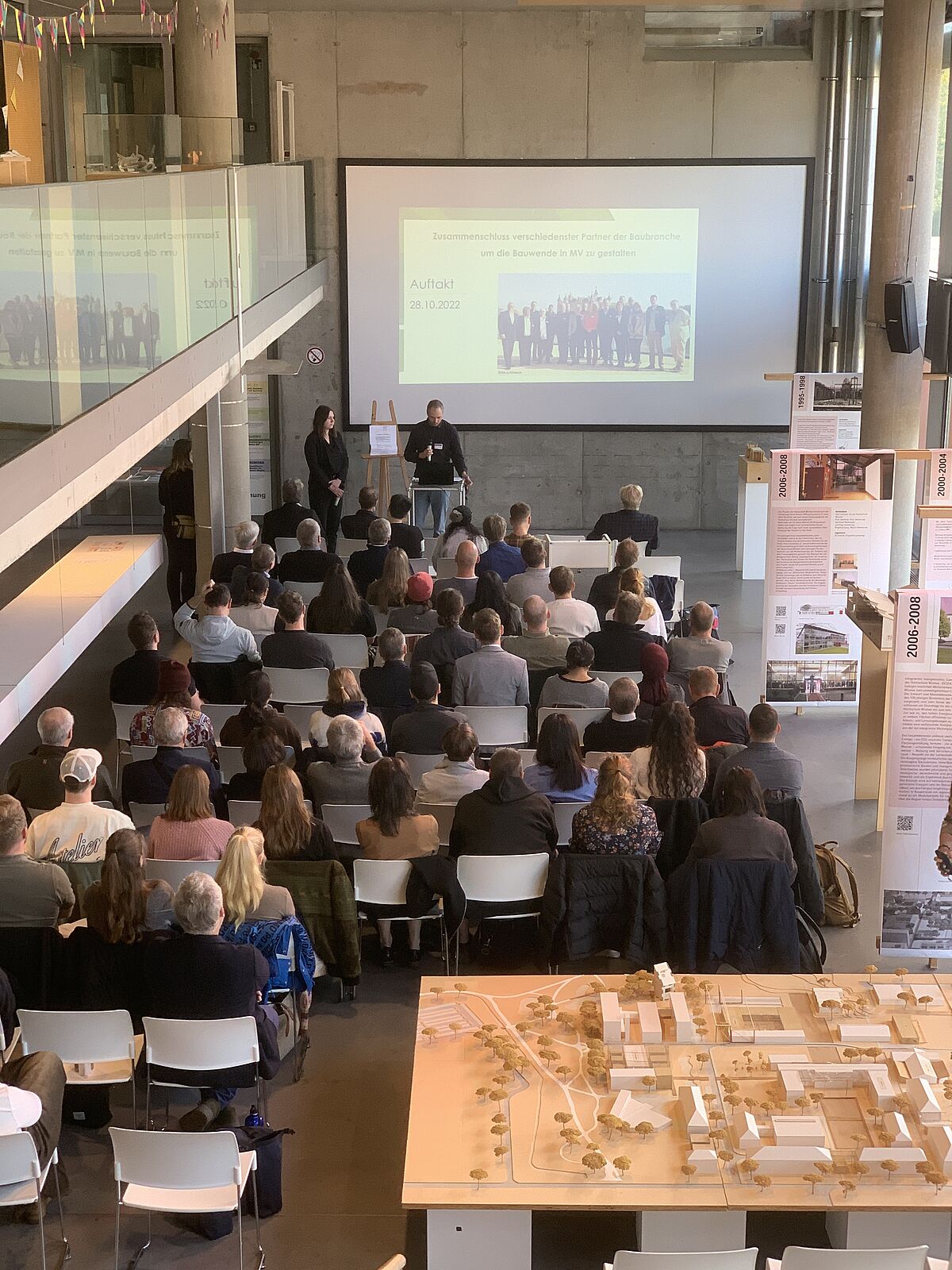 Blick in das Foyer - Der Vortrag der AnBMV, vorgestellt von Anastasia Telegina und Philipp Richter