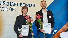 Die Preisträger Florian Fentzahn und Patrick Dahl mit ihren Urkunden und Blumensträußen.