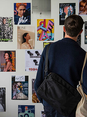 Ein Student schaut sich während der Jahresausstellung DIA’19 schaut sich Entwürfe an