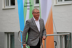 Michael Berkhahn, 1. Stellvertreters des Bürgermeisters der Hansestadt Wismar, begrüßt die Erstsemster in ihrer neuen Heimat auf Zeit.