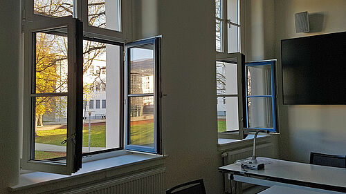 im Bild zu sehen: geöffnete Fenster eines Seminarraums