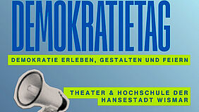 Grafik mit dem Schriftzug "DEMOKRATIETAG" in großen blauen Buchstaben auf blauem Hintergrund und den Texten "DEMOKRATIE ERLEBEN GESTALTEN UND FEIERN" sowie "THEATER & HOCHSCHULE DER HANSESTADT WISMAR" auf gelbgrünen Balken