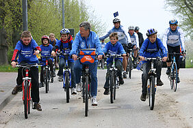 2010: Das Europaradteam gemeinsam mit den KinderUni-Radlern bei der Einfahrt nach Wismar.