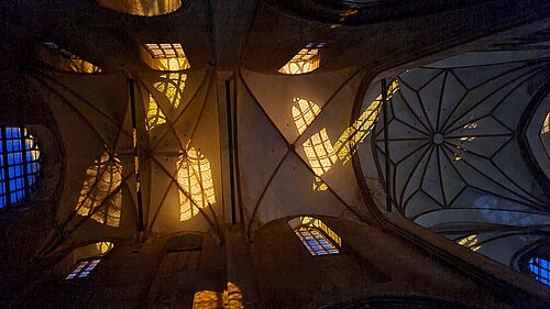 Licht im Gewölbe der St. Georgen Kirche.