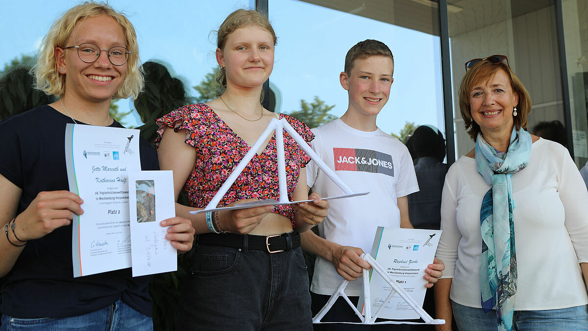 Die Preiträger*innen des Richard-Wossidlo-Gymnasiums in Ribnitz-Damgarten