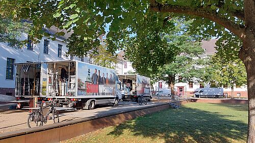 Vir LKW stehen vor dem Haupteingang des Hauses 18 auf dem Wismarer Campus.