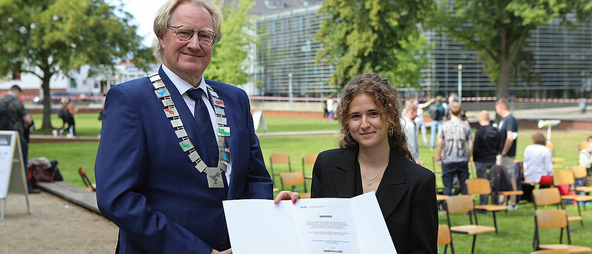 DAAD-Preisträgerin Nadja Stanikic nimmt die Glückwünsche vom Rektor entgegen..