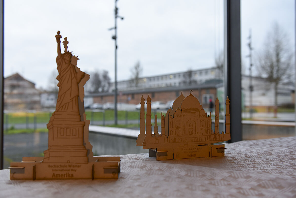 Es st di Freiheitsstatue der USA symbolisch für Amerika und das indische Taj Mahal symbolisch für Asien zu sehen. 