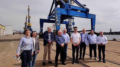 Ein Gruppenbild der Projektpartner am Seehafen Wismar