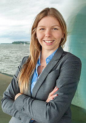 auf dem Bild ist Dr. Johanna Ender im Wismarer Hafen zu sehen - ganz in der Nähe des Campus.