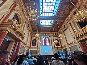 Es ist der prunkvolle  Saal der Universität Rostock zu sehen, in dem das inspired-Landesfinale stattgefunden hat.