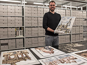im Bild zu sehen: Die sieben Handzeichnungen des Architekten Sergei Tchoban präsentiert von Jan Oestreich, welcher im Müther-Archiv arbeitet.