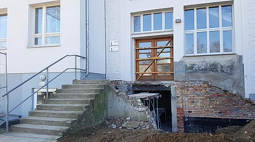 im Bild zu sehen sind Bauarbeiten am Nordflügel des Hauses 1 mit abgerissener Treppe in Richtung Hochschulbibliothek.