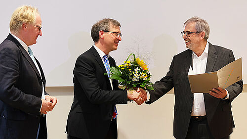 Dr. Stockmann bekommt in feierlicher Runde seine Ernennungsurkunde zum Honorarprofessor, von Prof. Dr. Wagner und dem Rektor der Hochschule, Prof. Dr. Wiegand-Hoffmeister überreicht.