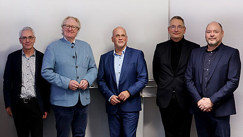 Gruppenbild mit dem Rektor der Hochschule Wismar, Prof. Dr. jur. Bodo Wiegand-Hoffmeister und dem Dekan der Fakultät für Ingenieurwissenschaften, Prof. Dr.-Ing. Ingo Müller, sowie der Institutsleitung: Prof. Dr. rer. nat. Christoph Hornberger, Prof. Dr.-Ing. habil. Olaf Simanski und Prof. Dr.-Ing. Jens Kraitl  