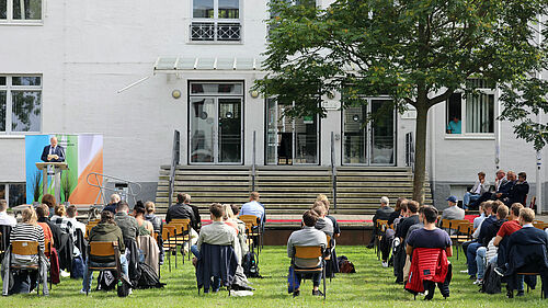 Prof. Krohn begrüßt die Erstsemester