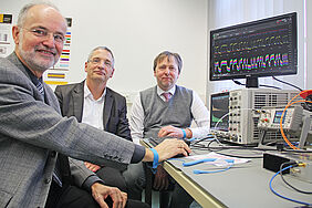 Prof. Dr. Steffen Lochmann, Prof. Dr. Ingo Müller und Prof. Dr. Andreas Ahrens freuen sich gemeinsam über die Neuanschaffung des Spektren Analysators mit schnellem Oszilloskop-Frontend. 
