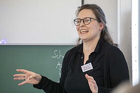Die Professorin ist gestikulierend in einer Nahaufnahme zu sehen.