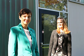 Zu sehen sind  Professorin Dr. Christine Linke (links) und Ruth Kasdorf, M.A. an der Studie zur geschlechterspezifischen Gewalt im Deutschen Fernsehen gearbeitet haben.