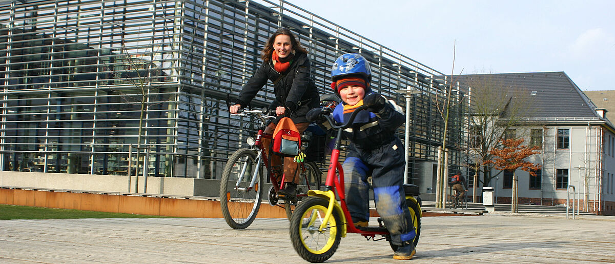 Berufsstart mit Kind – Kind auf Fahrrad