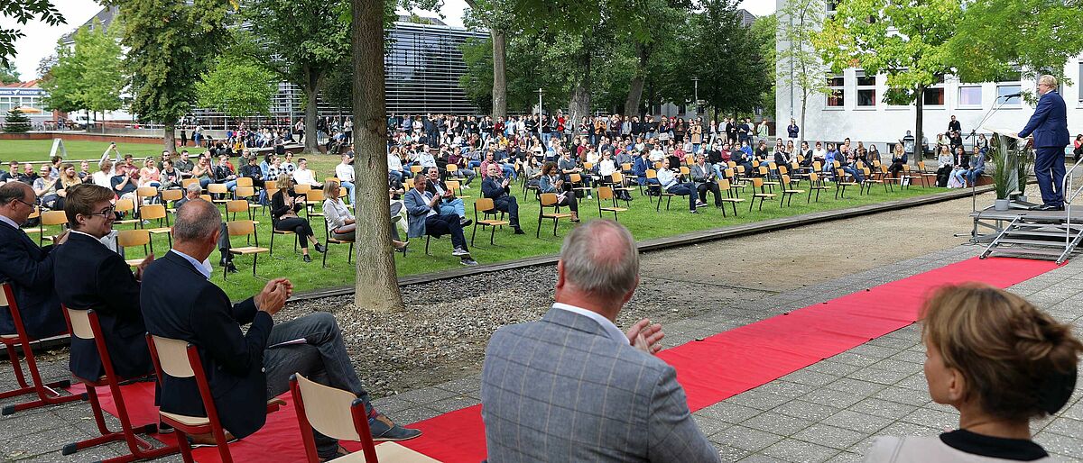 Blick über die Redner zum Publikum auf der Campuswiese.