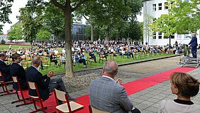 Blick über die Redner zum Publikum auf der Campuswiese.