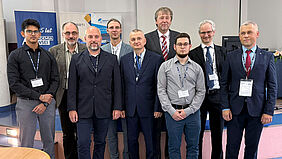 Gruppenbild der Delegation der Hochschule Wismar auf der diesjährigen IIPhDW Konferenz an der WSEI University in Lublin: (v.l.) Yadu Krishnan Krishnakumar, Prof. Dr. Olaf Hagendorf, Andreas Wenzel, Prof. Dr.-Ing. Christian Steinbrecher, Prof. Dr.-Ing. habil. Andreas Ahrens (4.v.r.), Jan Bartelt (3.v.r.) sowie Prof. Dr.-Ing. Matthias Schuster (2.v.r.). 
