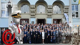 Gruppenbild TransNav21 vor dem Gebäude der Maritime Academy