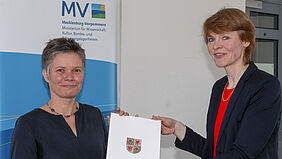 Ilka Erika Raupach (links) erhält ihre Ernennungsurkunde durch Staatssekretärin Susanne Bowen