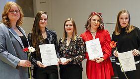 Es sind die fünf Studentinnen zu sehen mit Urkunden, Blumen und einer Schinkel-Plakette in der Hand.