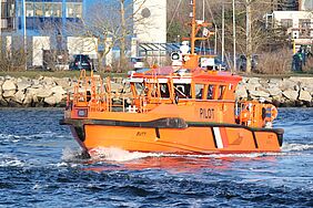 im Bild das Lotsenversetzboot „Butt“ im Warnemünder Seekanal