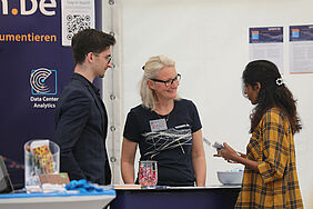 Eine indische Studentin lässt sich an einem Stand beraten.