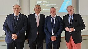 Im Anschluss an die Verleihung nimmt Prof. Dr.-Ing. Ulrich Förster Gratulationen von Prof. Dr.-Ing. Martin Krohn, Vorsitzender des Senats der Hochschule Wismar, Prof. Dr.-Ing. Ingo Müller, Dekan der Fakultät für Ingenieurwissenschaften und Prof. Dr. jur. Bodo Wiegand-Hoffmeister, Rektor der Hochschule Wismar, entgegen.