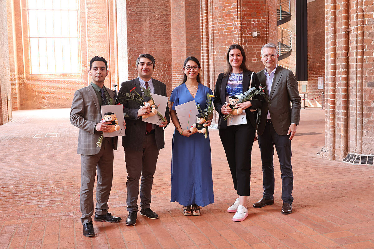Gruppenbild eines Teils der Absolventen und Absolventinnen des englischsprachigen Master-Studiengangs International Management.