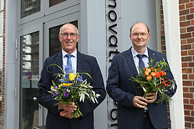 Prof. Krohn und Prof. Rachow mit Blumensträußen direkt nach der Wahl