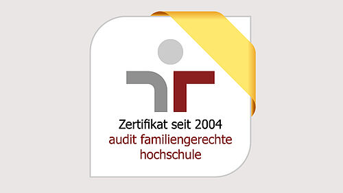 im Bild zu sehen: Logo des Zertifikates audit familiengerechte Hochschule  mit goldenem Band