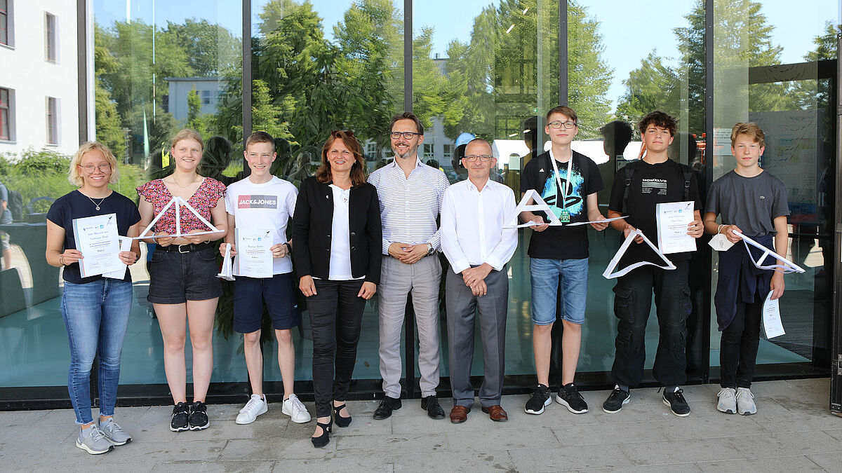 Preisträger*innen des 28. Papierbrückenwettbewerbs der Hochschule Wismar