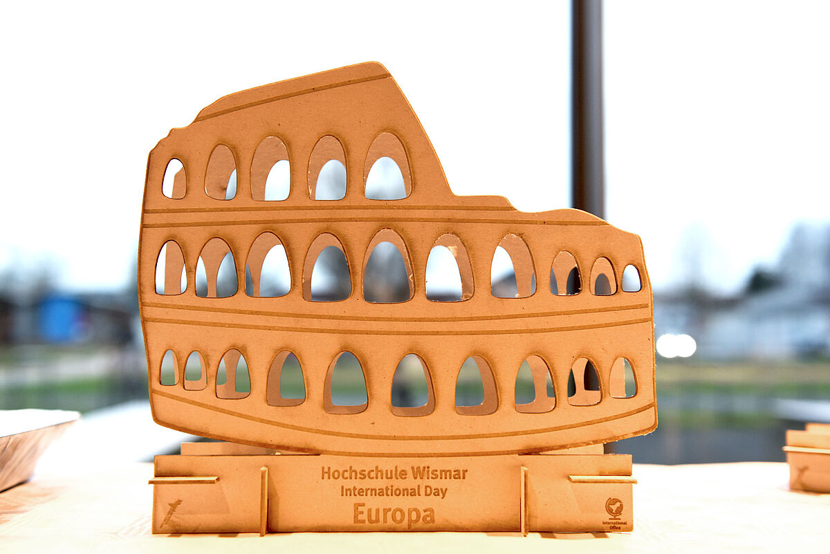 Ein Modell des Kolosseums in Rom, welches mit dem Lasercutter aus Holz gefertigt wurde.