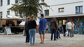 Wartende vor dem Impfzentrum auf dem Wismarer Campus