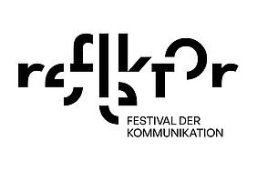 Es ist das Logo in der Zweifarbvariante (schwarz-weiß) zu sehen. Es ist ein grafischer Schriftzug "reflektor" sowie in zwei Zeilen in Großbuchstaben "Festival der (Umbruch) Kommunikation"
