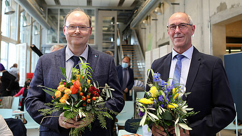 Prof. Krohn und Prof. Rachow mit Blumensträußen direkt nach der Wahl