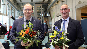 Prof. Krohn und Prof. Rachow mit Blumensträußen direkt nach der Wahl
