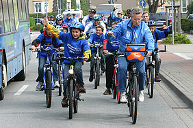 2010: Das Europaradteam gemeinsam mit den KinderUni-Radlern auf der Fahrt nach Wismar.