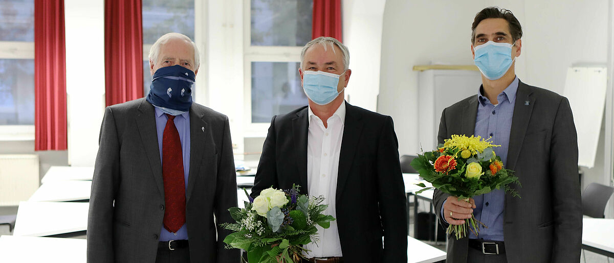 Hochschulrat der Hochschule Wismar Im Bild ist der Hochschulrat der Hochschule Wismar mit Blumensträußen und Maske zu sehen.